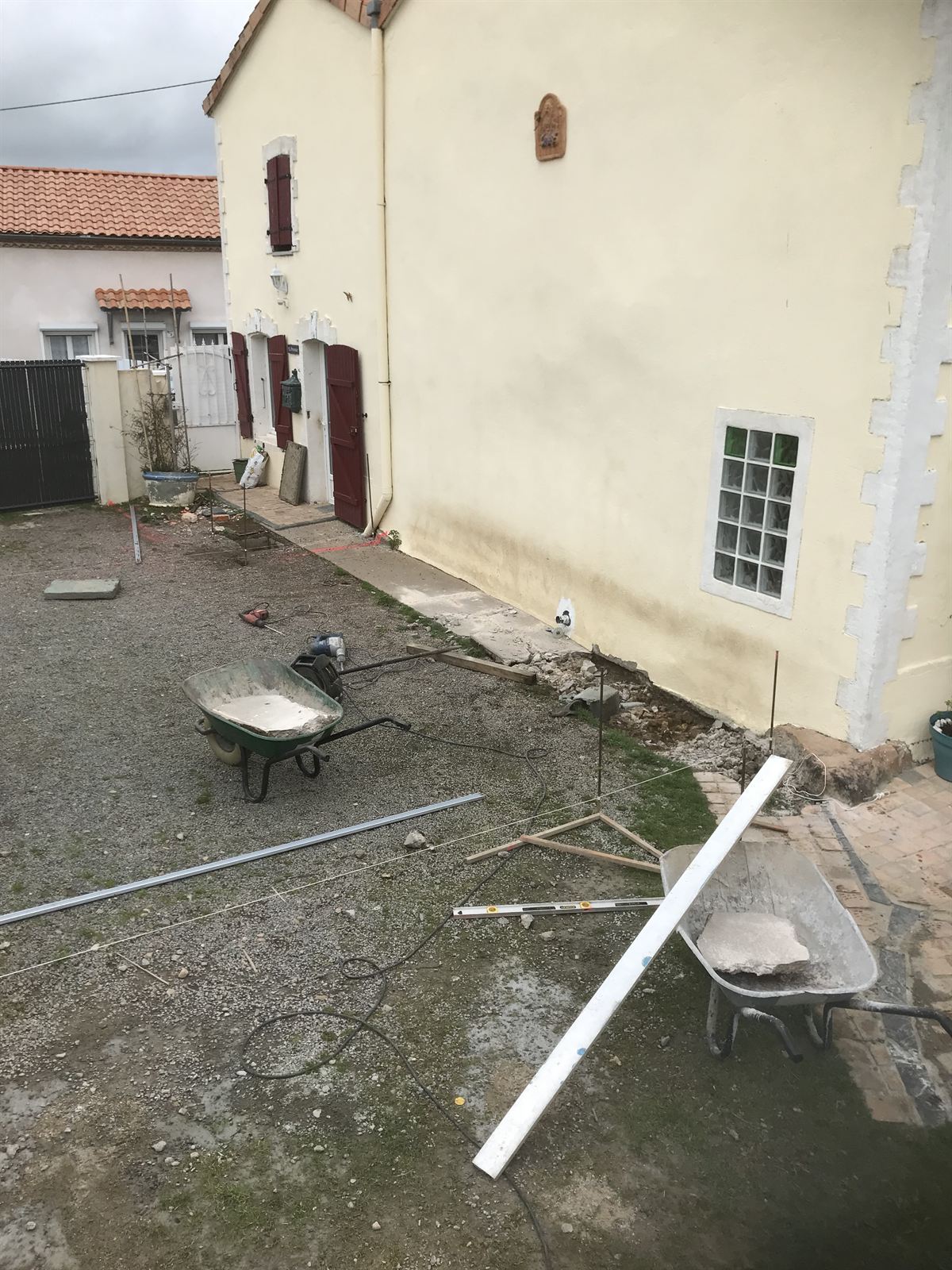 Avant — travaux d'aménagement autour d'une maison